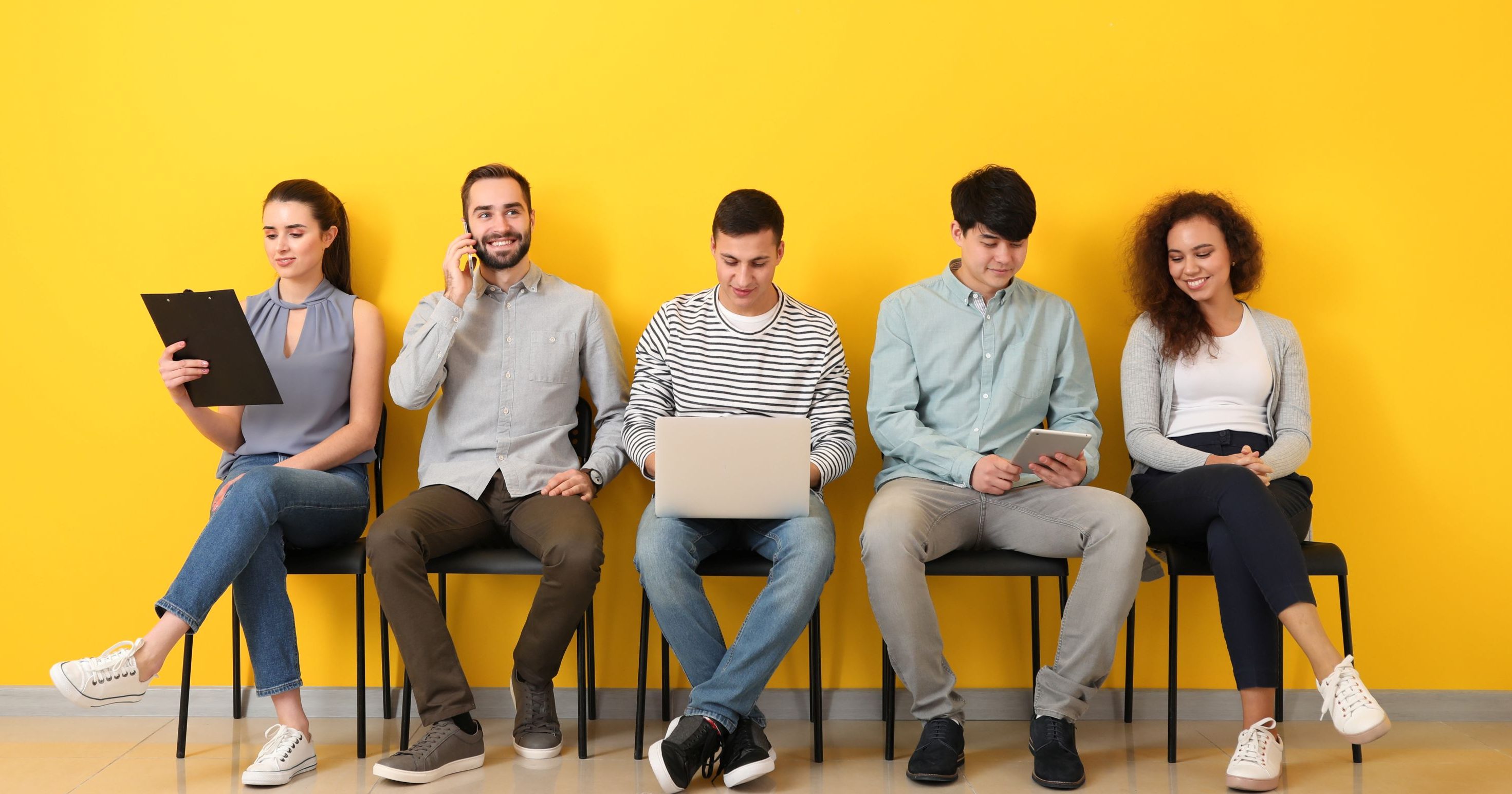 MKS Initiativbewerbung: Unterschiedliche Personen sitzen in einer Reihe und arbeiten am Computer.